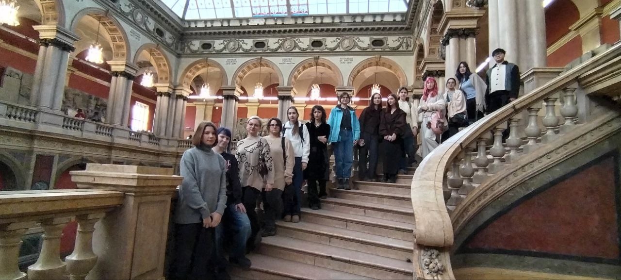 Студенты направления "Художественное образование в области дизайна и декоративного искусства" на ознакомительной экскурсии