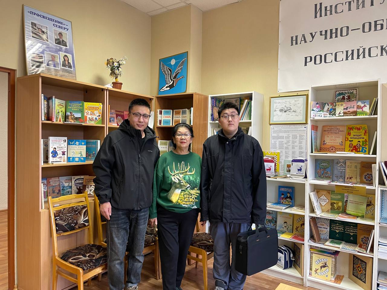 Доцент кафедры палеоазиатских языков, фольклора и литературы института народов Севера Гашилова Людмила Борисовна провела для студентов из Китайской Народной Республики экскурсию по музею института народов Севера
