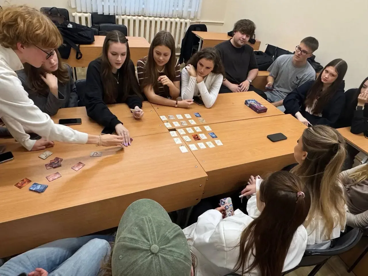 Студенты кафедры связей с общественностью и рекламы собрались вместе с куратором Ириной Анатольевной Акулович, чтобы просто пообщаться и поиграть. Настольные игры и никакой спешки.