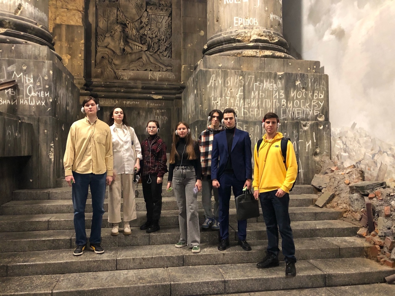 100 Герценовцев приняли участие в экскурсии по иммерсивной инсталляции «Ленфильма» в честь 80-летия полного освобождения Ленинграда от фашистской блокады