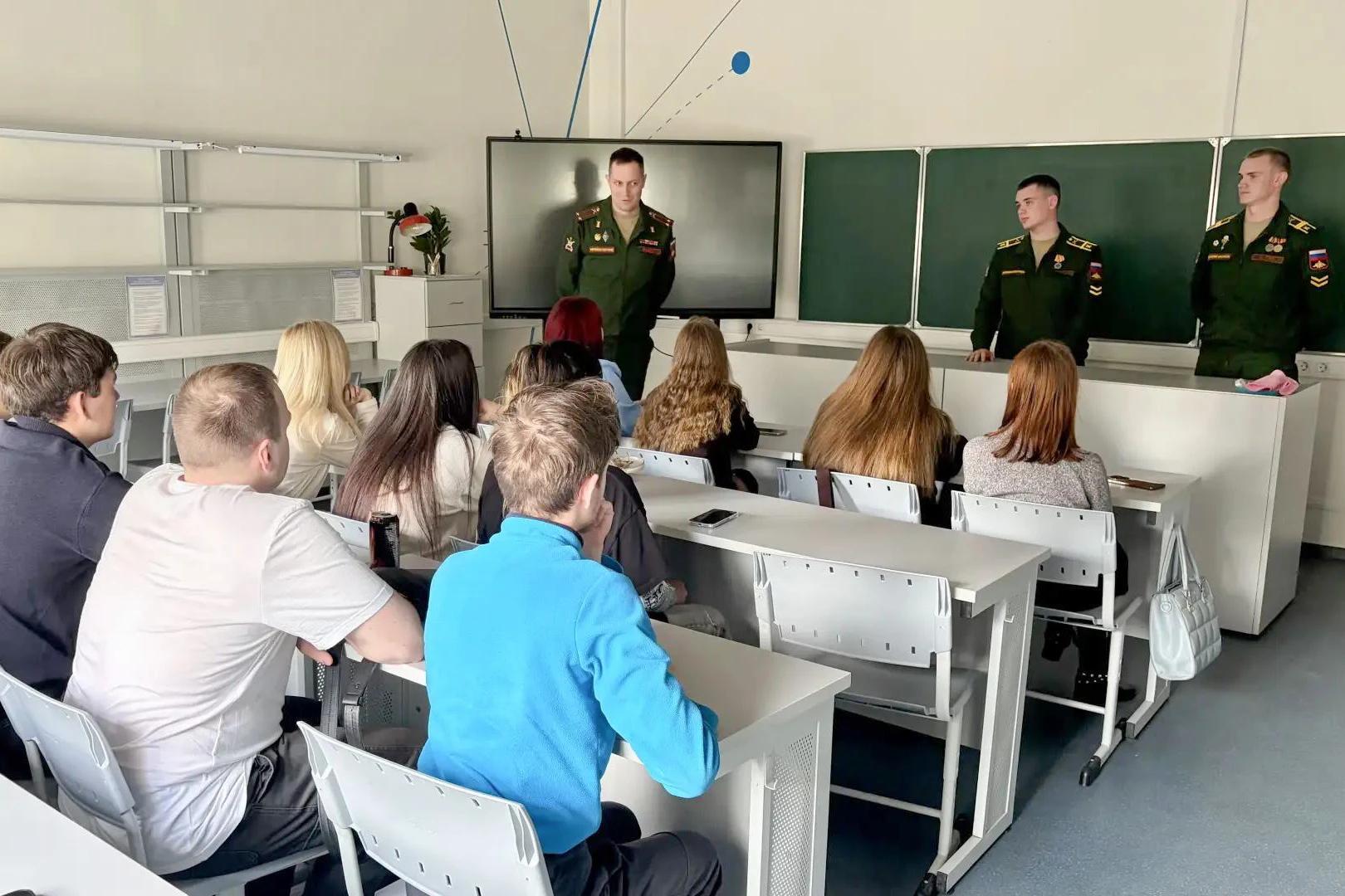 БПЛА — новое направление в современной армии: встреча студентов института физики с представителями Михайловской военной артиллерийской академии