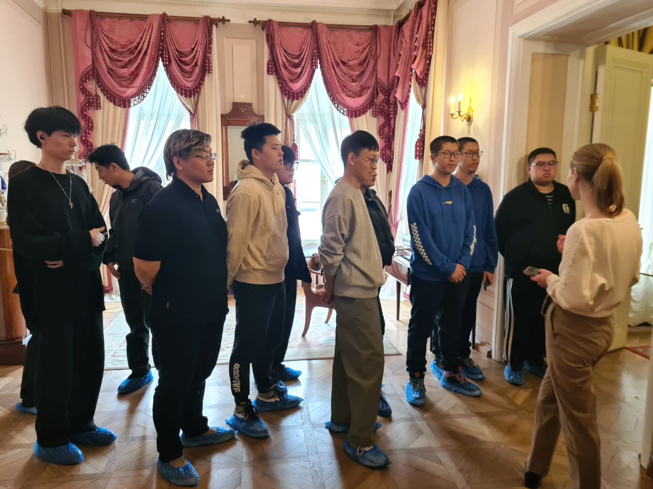 В Музее-квартире А. С. Пушкина на наб. р. Мойки, 12