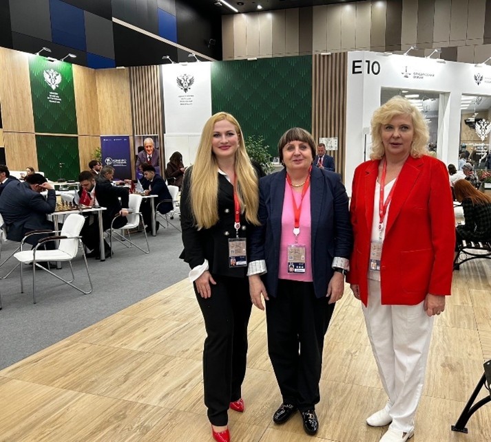 На фото (слева направо): выпускница юридического факультета РГПУ им. А.И. Герцена, к.ю.н., доцент, доцент кафедры конституционного и административного права СПбГЭУ Рагозина Н.А, д.филос.н., профессор, декан юридического факультета Сморгунова В.Ю., к.фил.н., Уполномоченный по правам человека в Санкт-Петербурге Агапитова С.Ю.