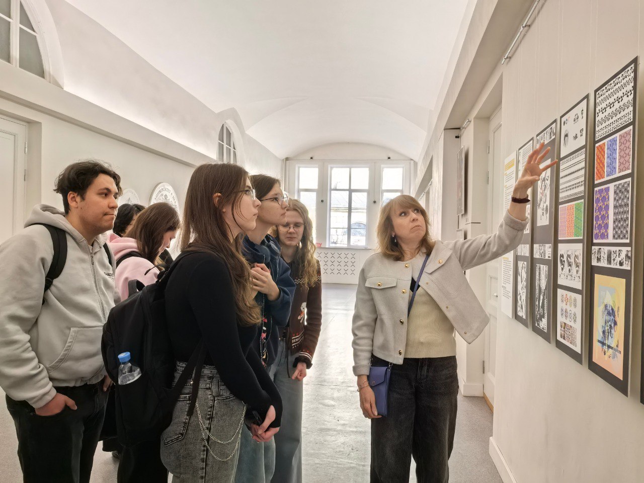 Будущие специалисты по визуальным технологиям познакомились с выставкой «Арт-дизайн в ритме хайку»