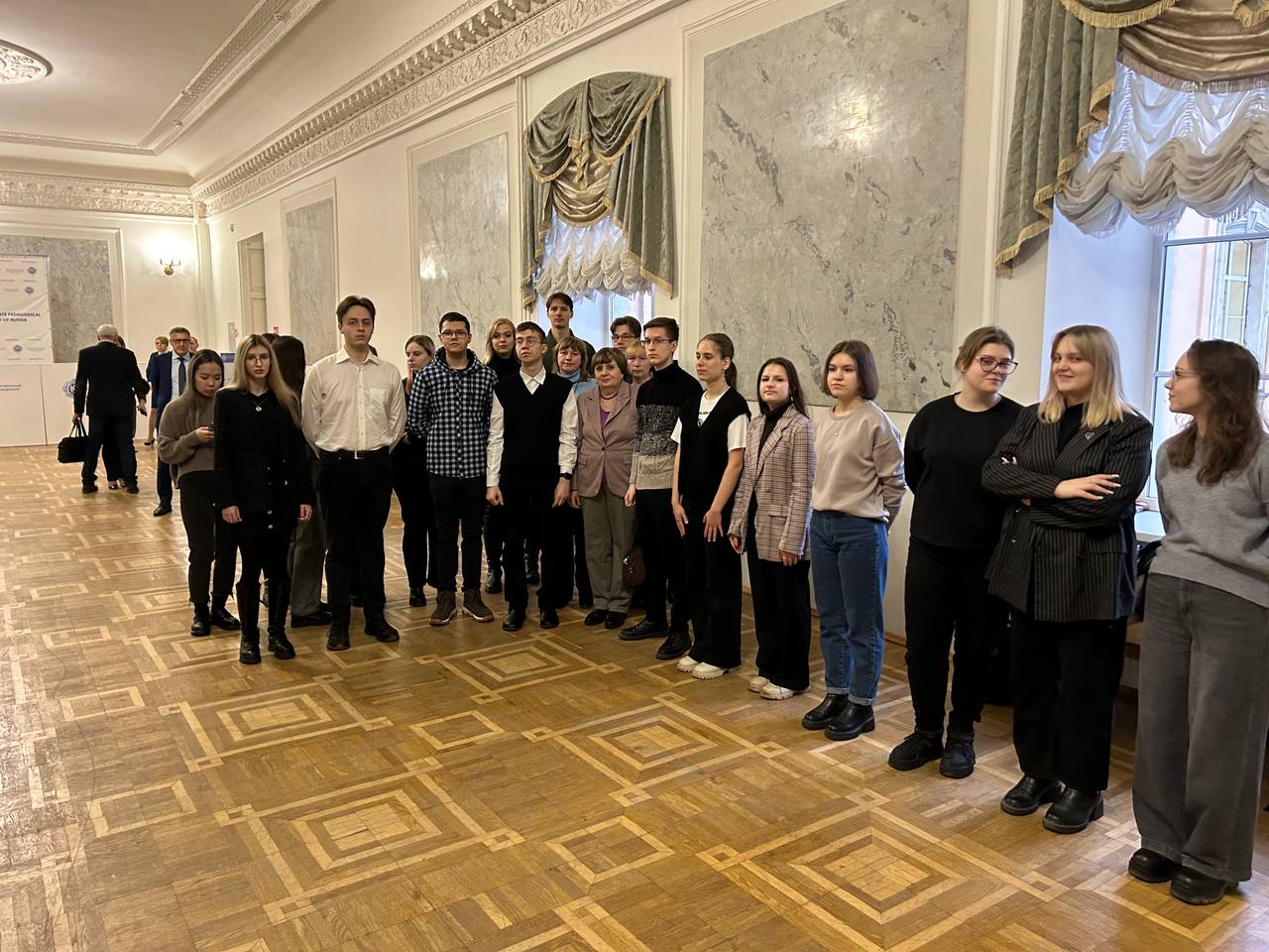 Юридический факультет принял участие в торжественной церемонии поднятия Государственного флага