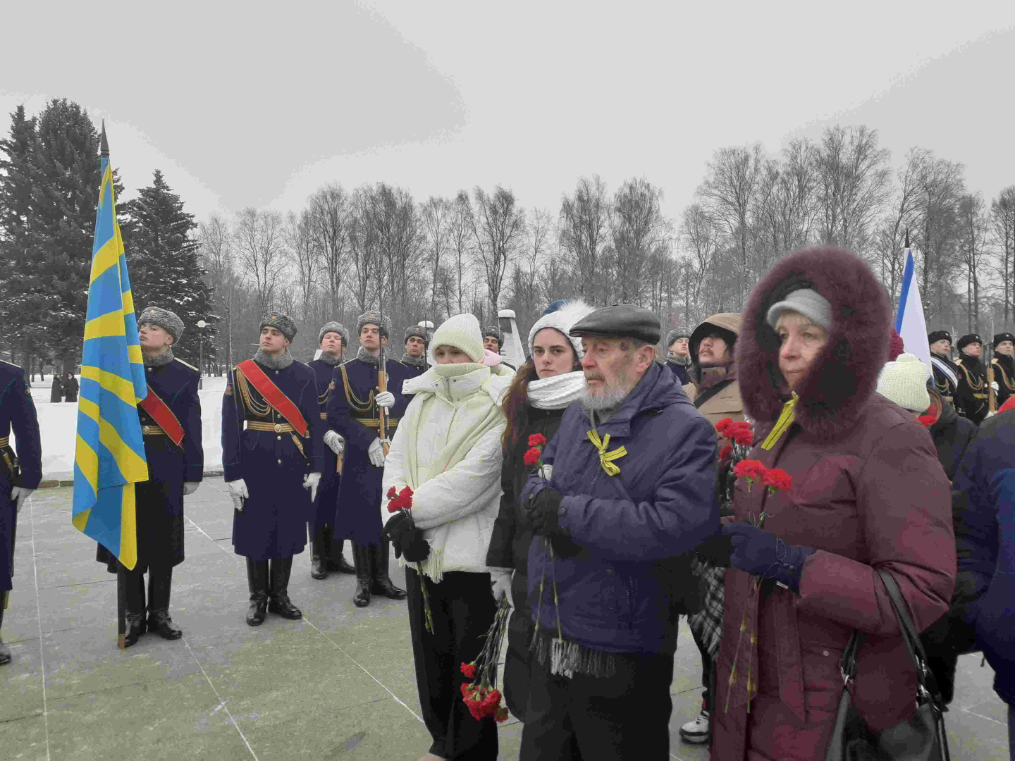 Пискаревка 27.01.26 ветераны студенты в колонне.jpg