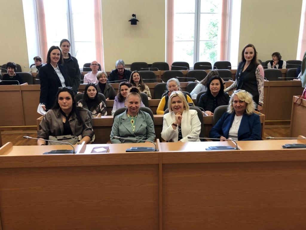 Безгодова С.А. и кураторы академических групп стали участниками собеседования с проректором по образовательной деятельности Кобриной Л.М. и начальником учебной части Гладневой Е.В. 