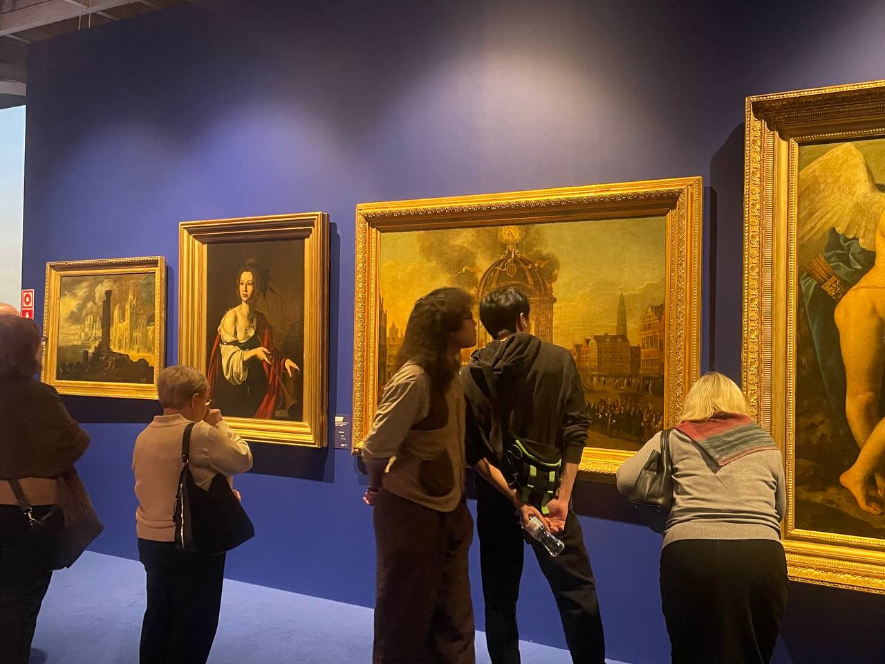 Иностранные студенты направления «Арт-дизайн» на выставке «Все Бенуа — Всё Бенуа» в Центральном выставочном зале «Манеж»