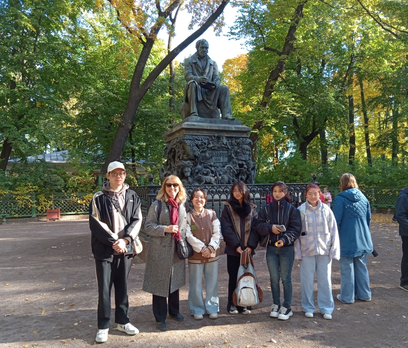 И в Летний сад гулять водила…