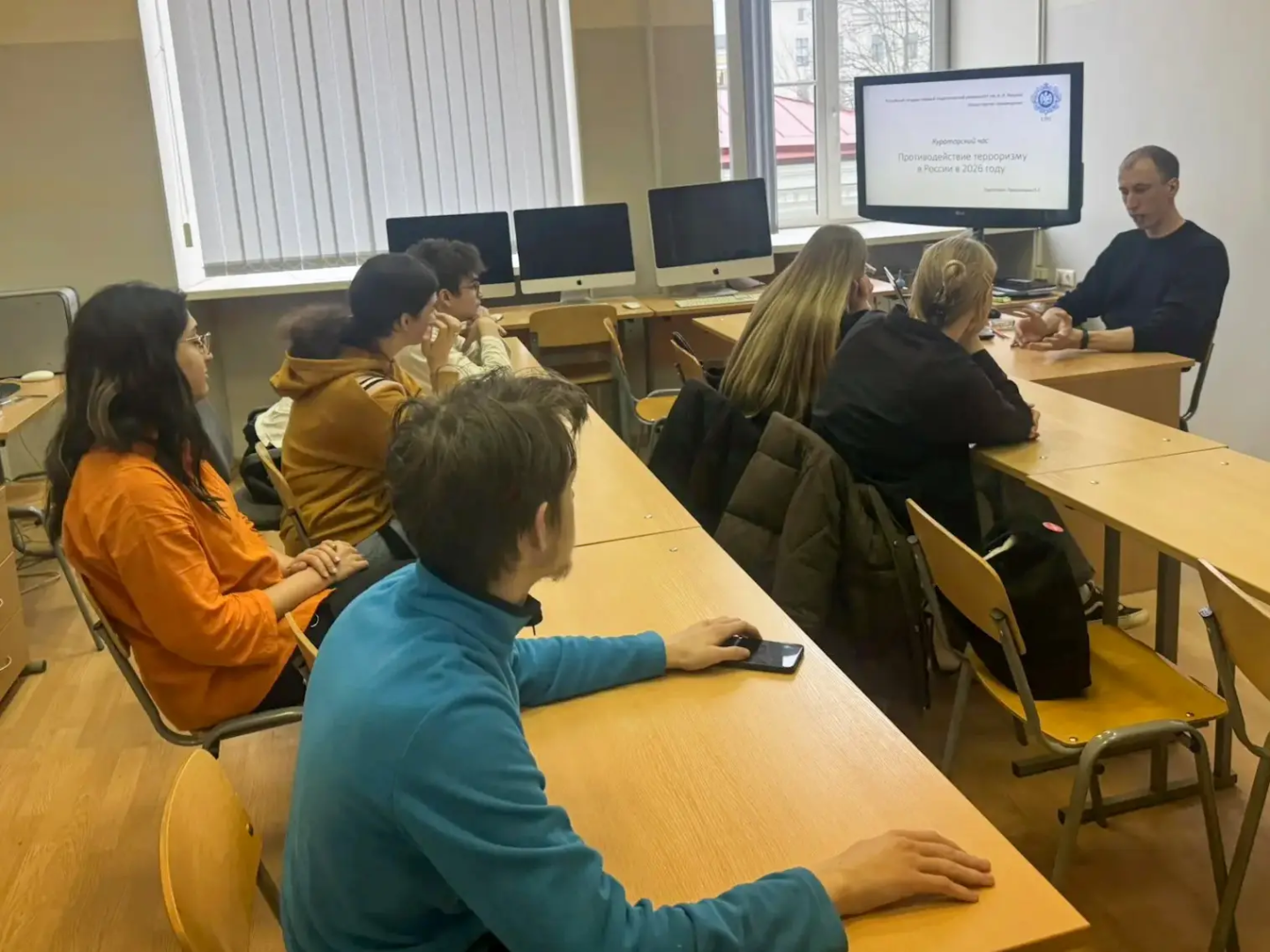 В институте физики прошел кураторский час: Безопасность и единство в фокусе