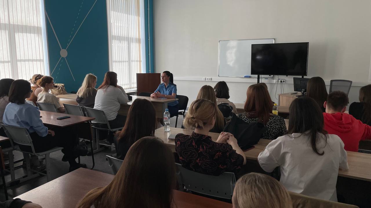 На юридическом факультете состоялась встреча студентов со старшим прокурором отдела по надзору за исполнением законов о несовершеннолетних прокуратуры г. Санкт-Петербурга, выпускницей нашего факультета И.С. Михайловой