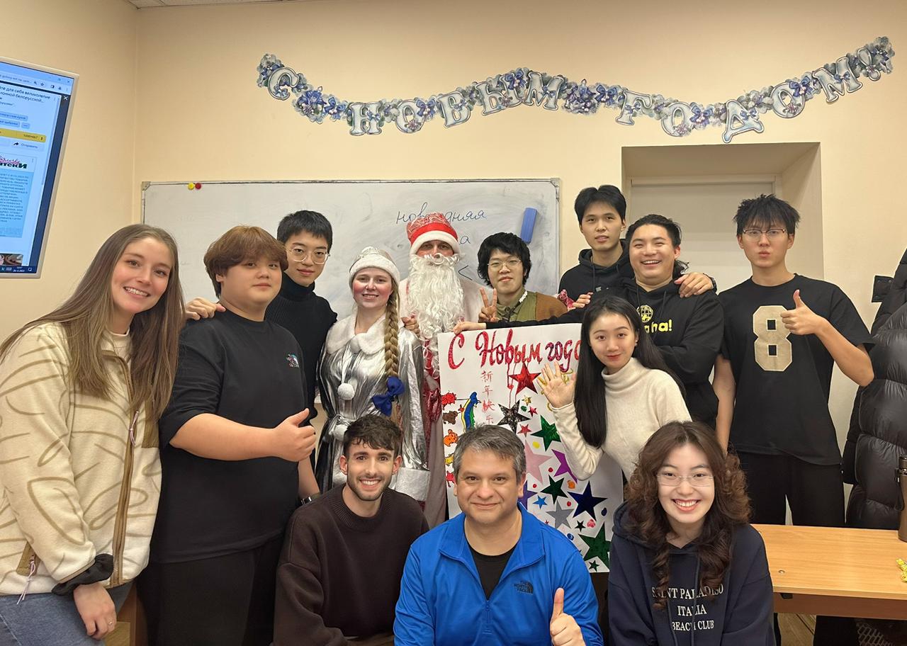 Дед Мороз и Снегурочка поздравляют студентов с наступающим Новым Годом!