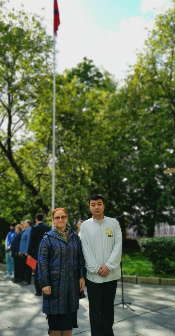 На церемонии поднятия флага РФ