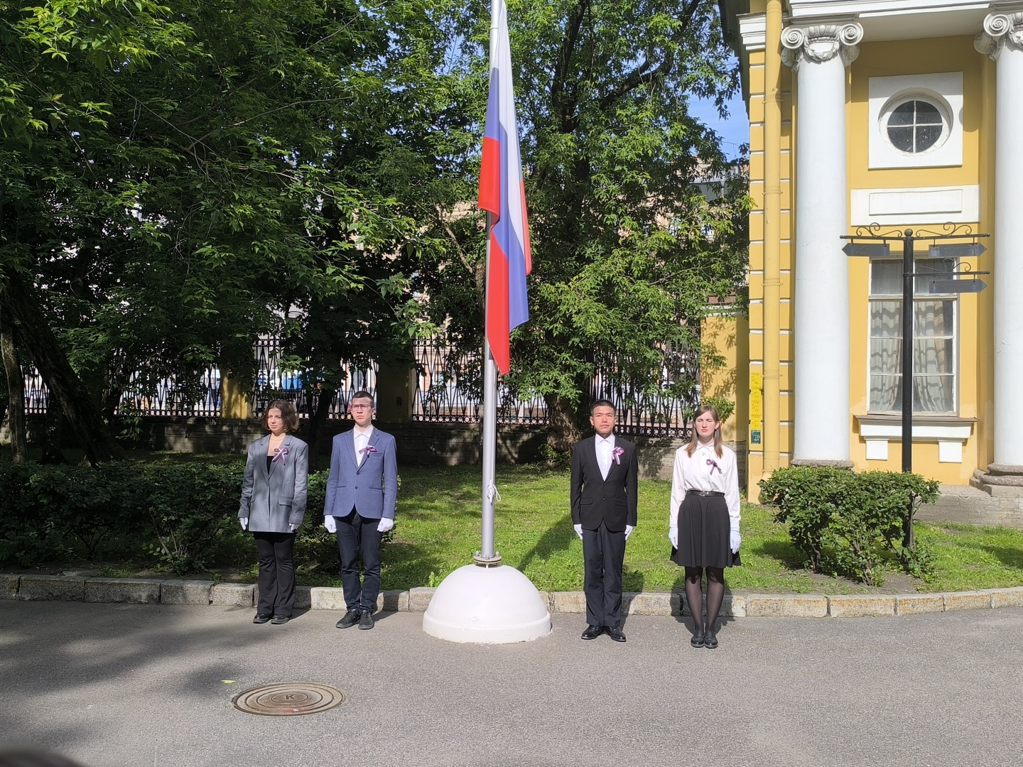 На церемонии поднятия флага Российской Федерации