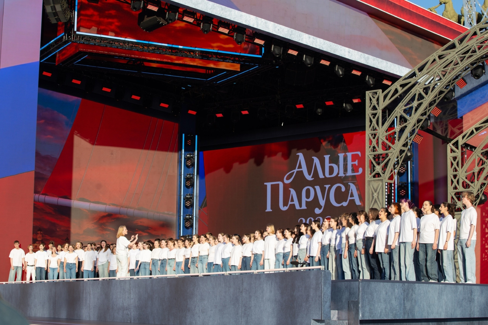 Хор студентов Герценовского университета выступил на празднике «Алые паруса – 2026»
