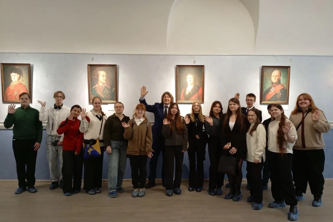 Студенты института физики погрузились в историю: Экскурсия ко Дню защитника Отечества, организованная «Домом молодежи Василеостровского района»