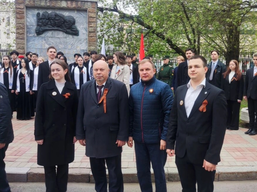 Студенты и сотрудники факультета приняли участие в торжественной церемонии возложения цветов к мемориалу павшим в Великой Отечественной войне героям-герценовцам