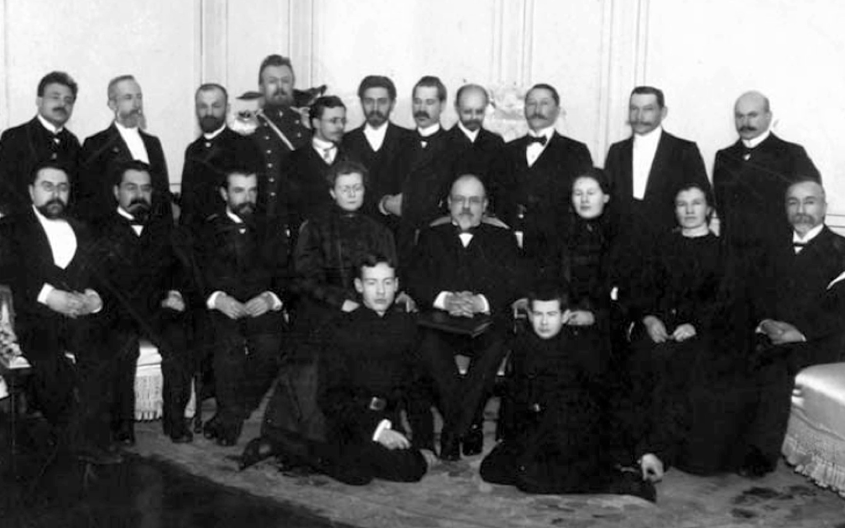 банкет по случаю 25-летней деятельности СМ Лукьянова 5й слева.jpg